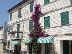 Il Parco � un piccolo confortevole Hotel a conduzione familiare ristrutturato di recente in pietra bianca del Conero. Posizionato al centro di Sirolo e a pochi passi dal mare dispone di un parcheggio privato e di un ampio giardino per colazioni e relax. Grazie alla sua posizione centrale tutte le spiagge di Sirolo si possono raggiungere a piedi facendo una bella passeggiata in mezzo al bosco.